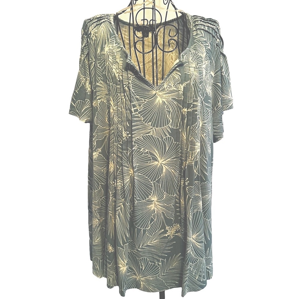 NWT Zac and Rachel XL V neck Seabed floral top.  Butterfly sleeves.